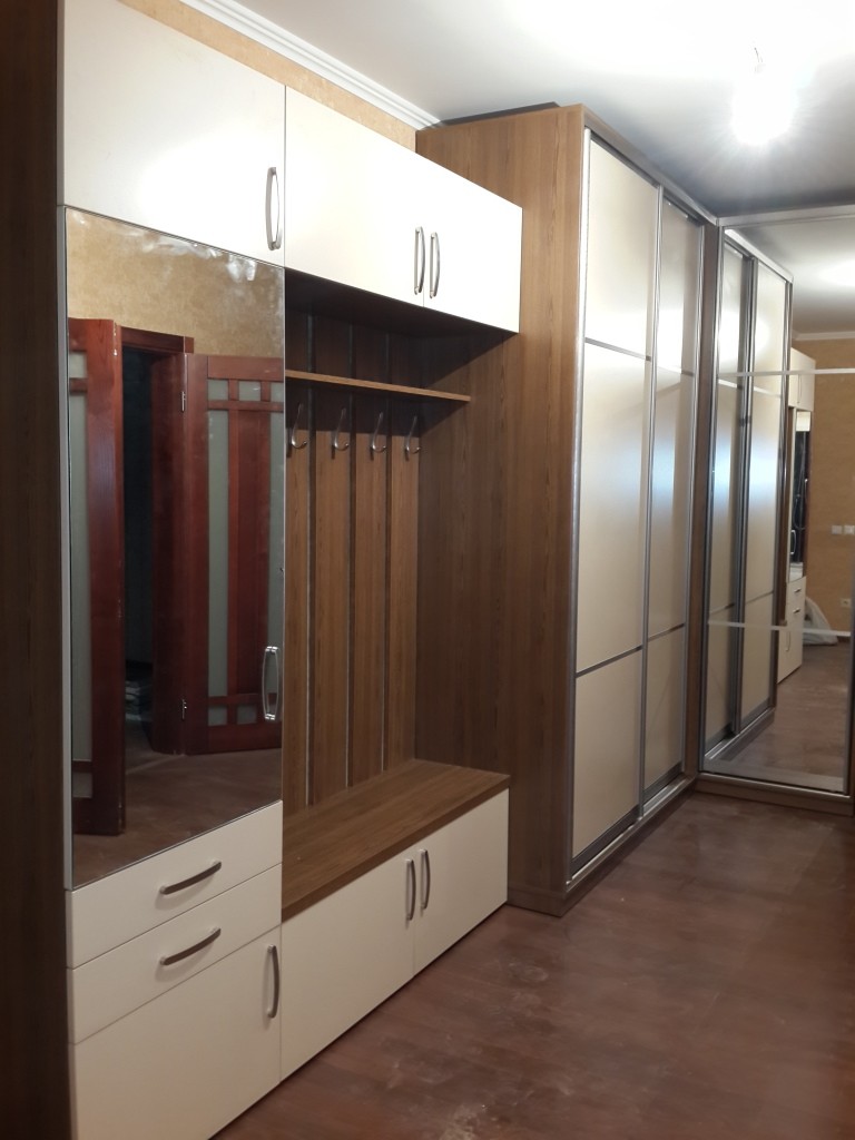 Комбинирование открытых и закрытых элементов мебели