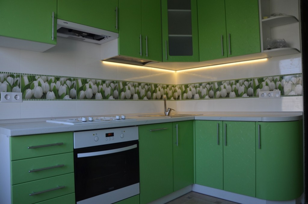 LED подсветка угловой кухни.